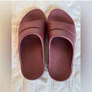 Oofos Ooahh slides EU 39 W8 M6 Burgundy, excellent condition